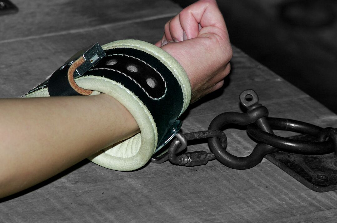 Die 17P-versaute Kelly Wells ist während ihrer BDSM-Sitzung mit Ketten gefesselt