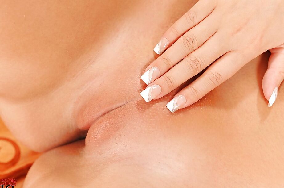 16P Chérie blonde avec une entaille rasée se déshabillant et écartant ses jambes sexy