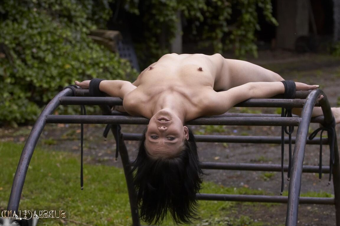 17P 裸のブルネットのアリー スタイルが BDSM トレーニング中に火で焼かれる