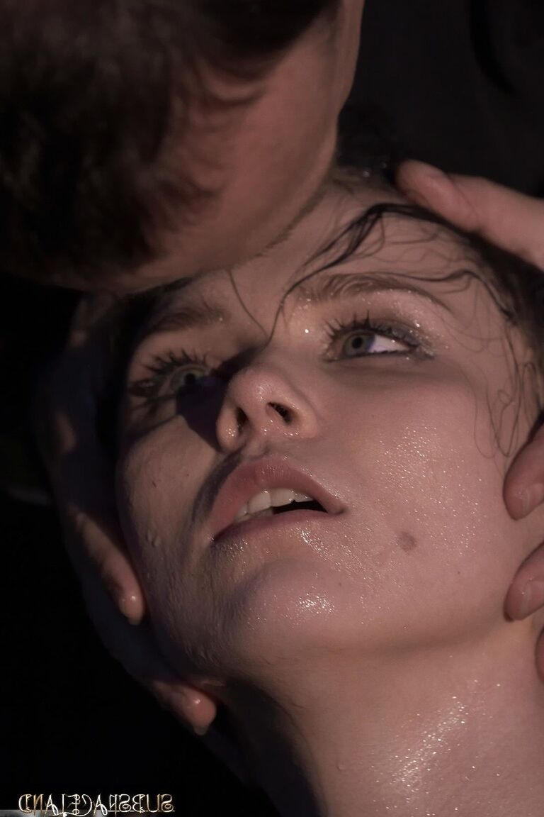 17P 裸のブルネットのアリー スタイルが BDSM トレーニング中に火で焼かれる