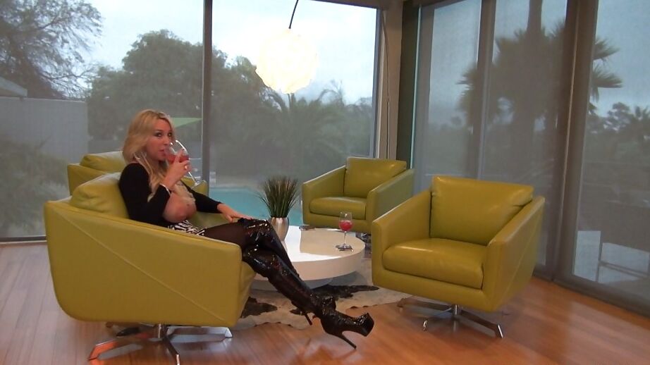16P Zorra madura humeante con botas de látex hasta el muslo revelando sus hermosas tetas grandes