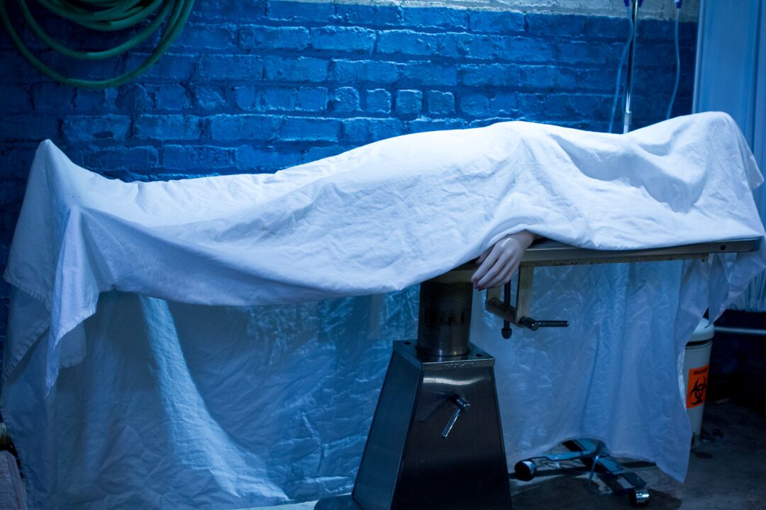 17P El cadáver pelirrojo caliente capta el lujurioso interés del funerario lector de porno