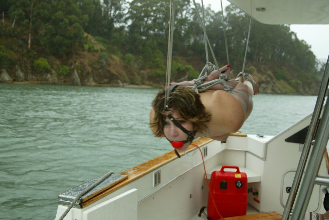 12P Kat, une adolescente coquine au cul naturel, est ligotée et torturée sur un bateau