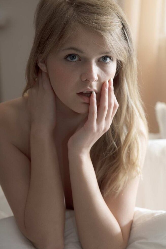 15P Die junge Blondine Audrey macht verführerische Nacktposen auf ihrem Bettlaken