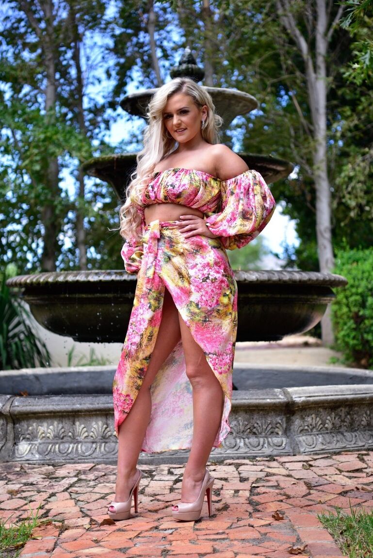 12P A loira do Reino Unido Lycia Sharyl mostra seus grandes peitos e bunda adolescente em um jardim