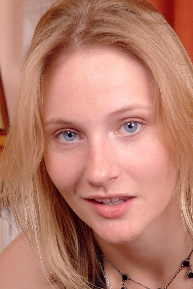 21P Boneca de olhos azuis Tabbi revela seus seios sensuais antes de dedilhar