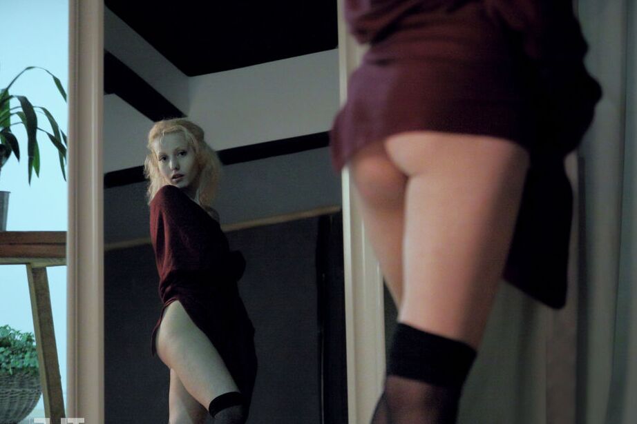 16P A loira magra Liuba trabalha a bunda nua antes de se masturbar com um vibrador