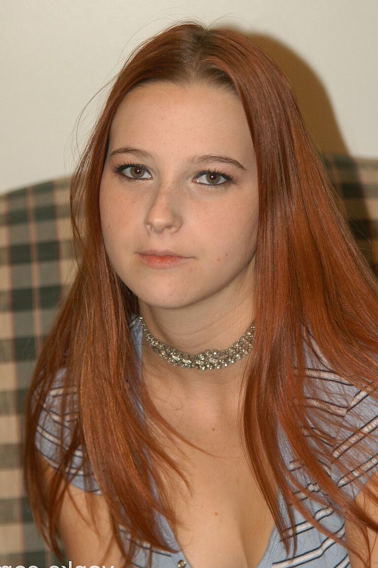 17P Adolescente ruiva com peitos naturais Starr Dixie e toca sua vagina