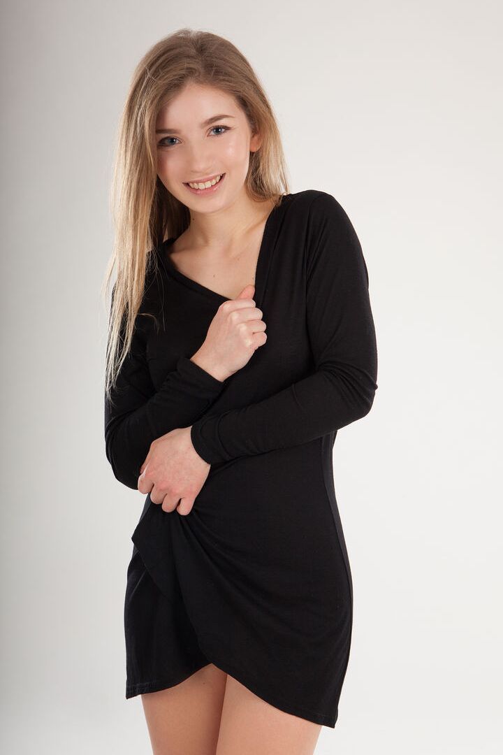 16P Natürliche Blondine mit einem umwerfenden Lächeln Verona J zieht sich aus, um nackt zu modeln