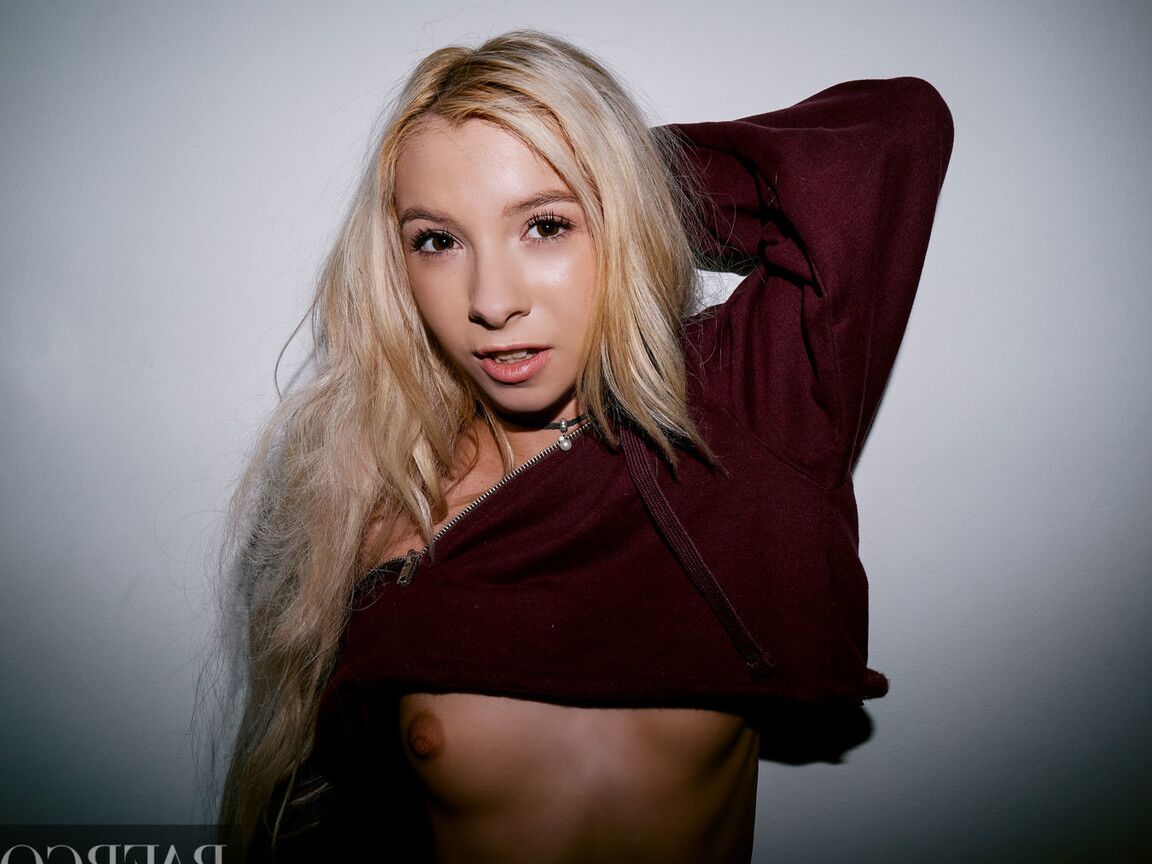 17P A gloriosa adolescente Kenzie Reeves é fodida profundamente por um enorme pau branco