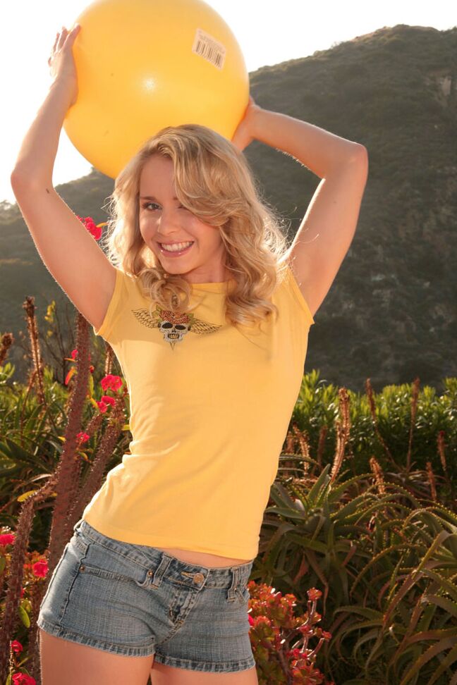15P Das blonde Solo-Mädchen Kara Duhe zieht Shorts über ihren schönen Arsch, um nackt im Garten zu posieren