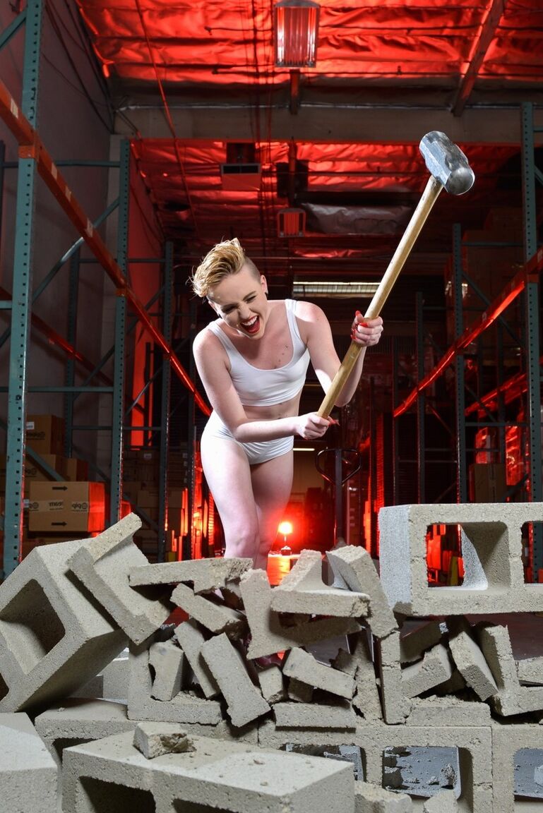15P La sexy doble de celebridad Miley Mae interpreta una canción de demolición en bragas blancas