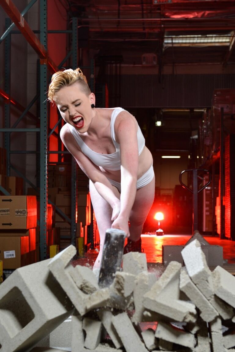 15P La sexy doble de celebridad Miley Mae interpreta una canción de demolición en bragas blancas