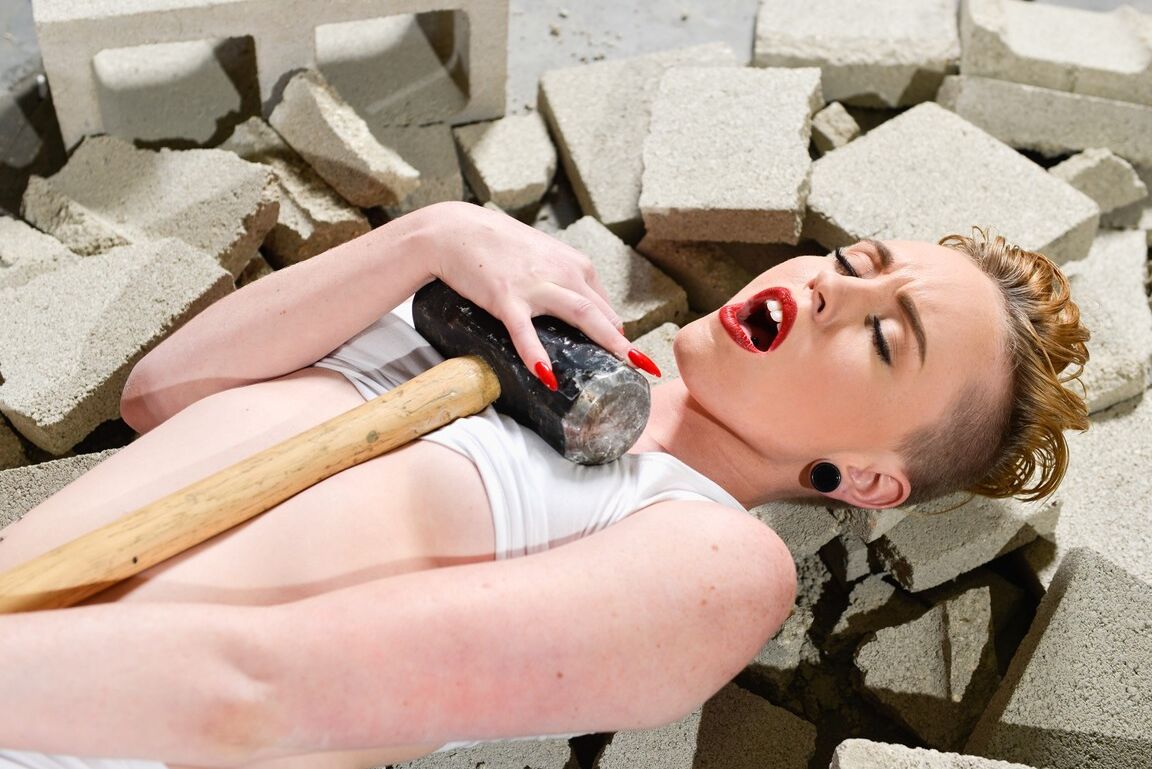 15P La sexy doble de celebridad Miley Mae interpreta una canción de demolición en bragas blancas