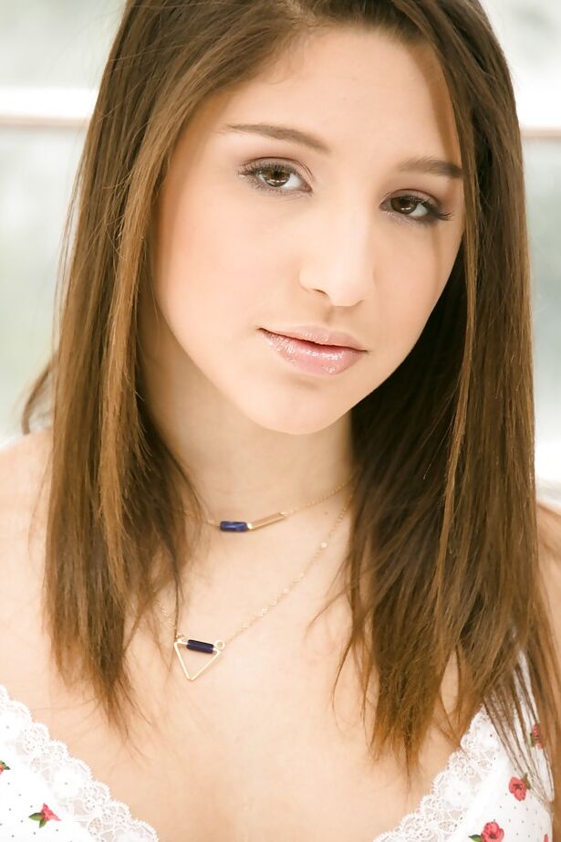 16P A jovem Abella Danger posando para fotos nuas com meias até o joelho