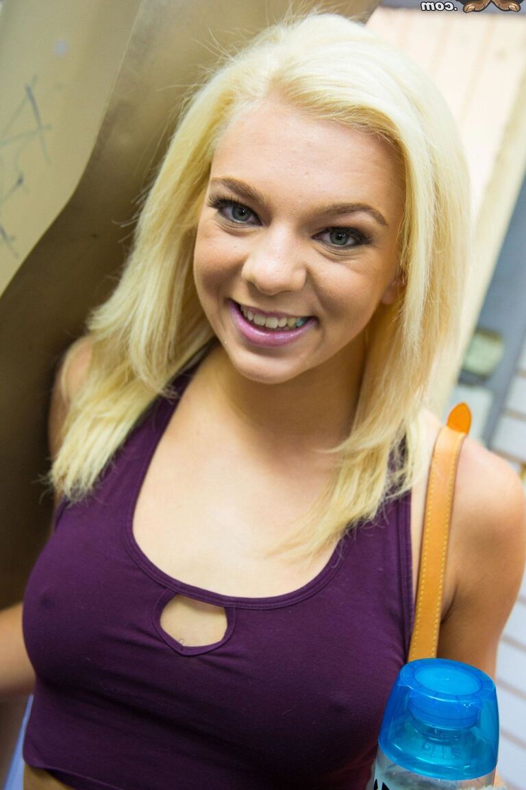 21P Loira Tiffany Watson revela seus peitos antes de brincar com um buraco de glória BBC