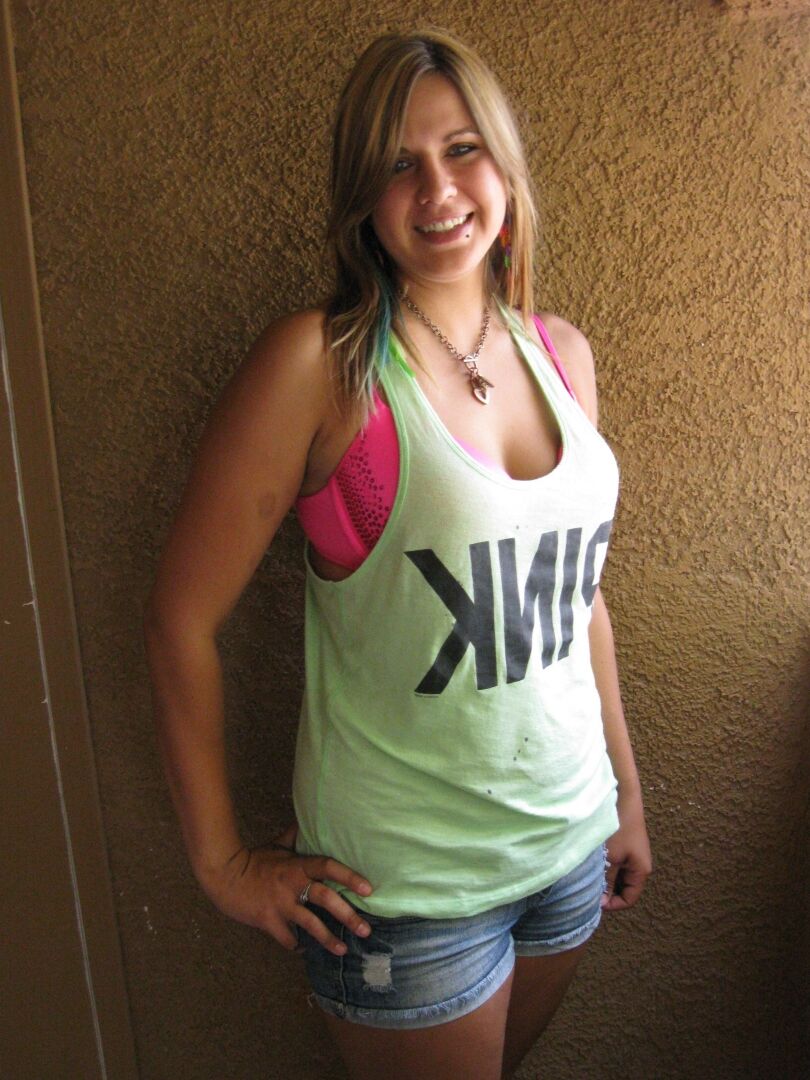 21P La impresionante adolescente Roxy Blue muestra sus sexys tetas naturales en público