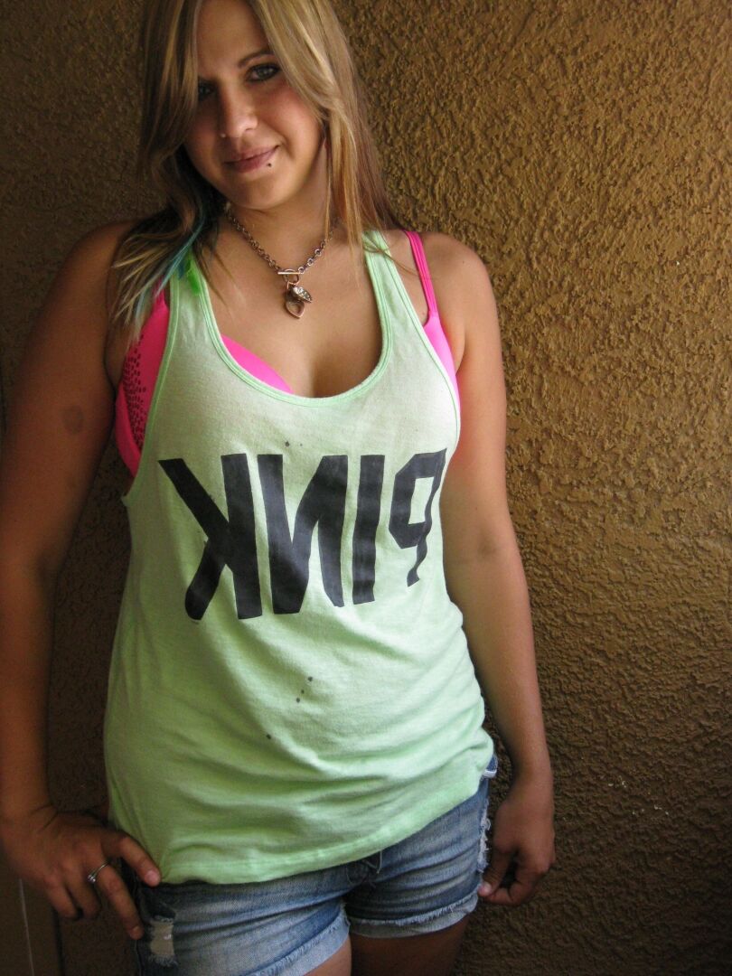 21P La impresionante adolescente Roxy Blue muestra sus sexys tetas naturales en público