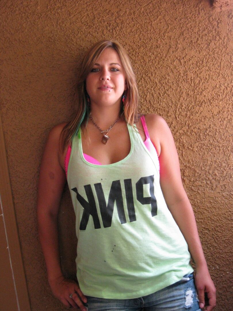 21P La impresionante adolescente Roxy Blue muestra sus sexys tetas naturales en público