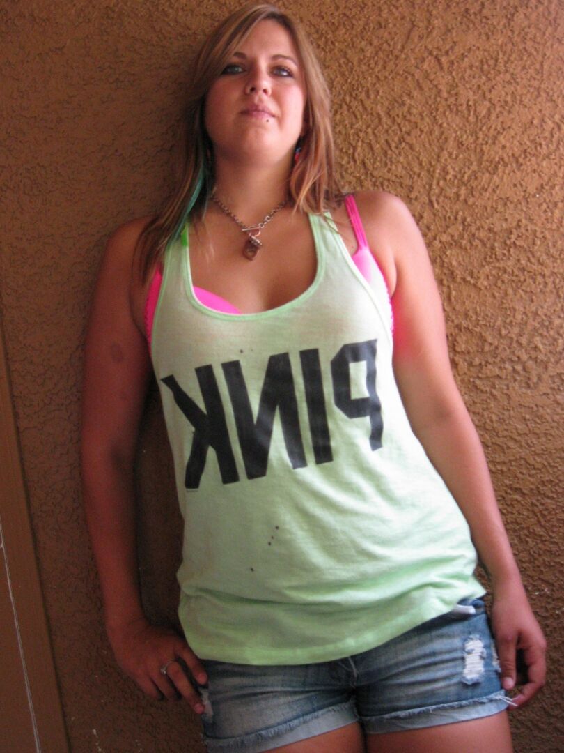 21P La impresionante adolescente Roxy Blue muestra sus sexys tetas naturales en público