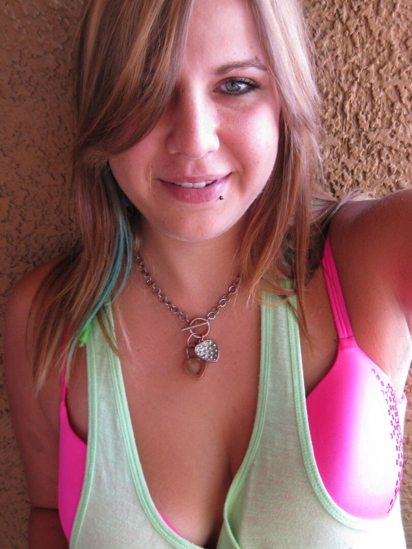 21P La impresionante adolescente Roxy Blue muestra sus sexys tetas naturales en público
