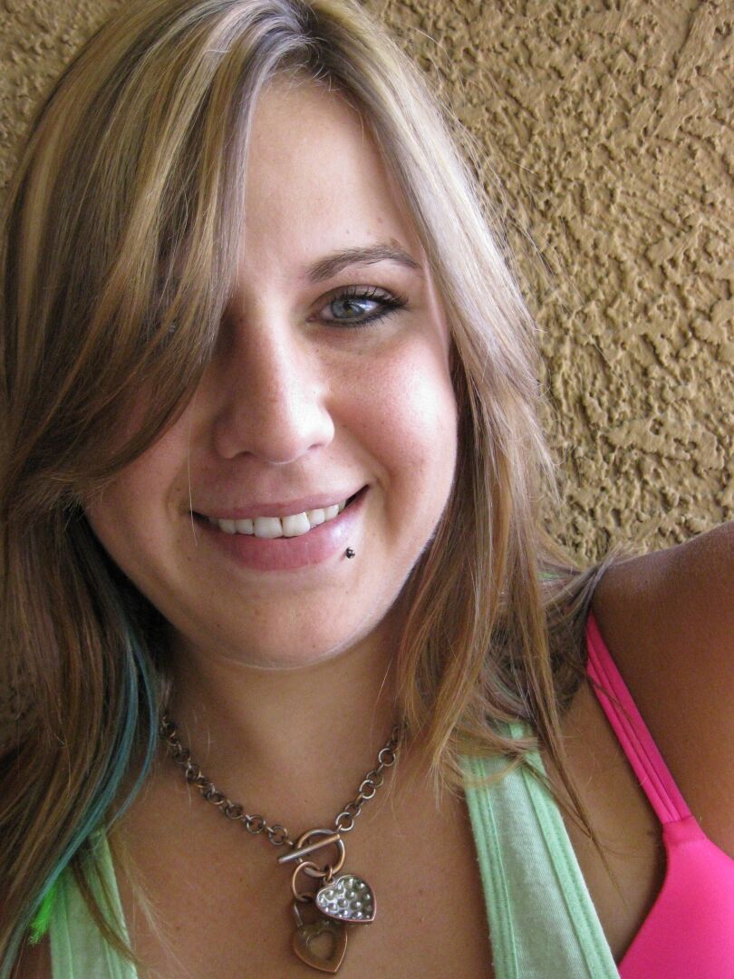21P La impresionante adolescente Roxy Blue muestra sus sexys tetas naturales en público