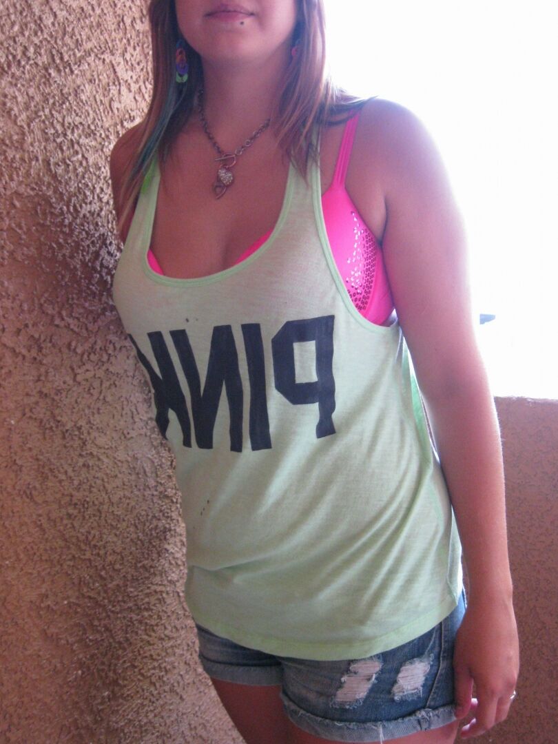21P La impresionante adolescente Roxy Blue muestra sus sexys tetas naturales en público