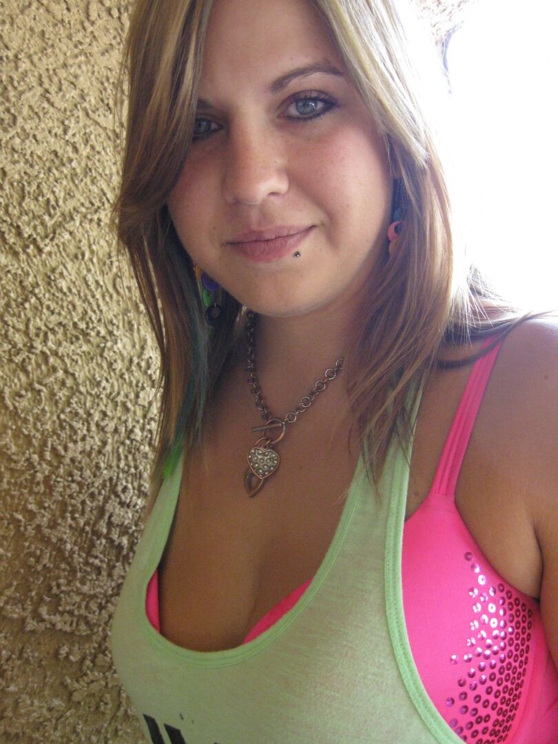 21P La impresionante adolescente Roxy Blue muestra sus sexys tetas naturales en público