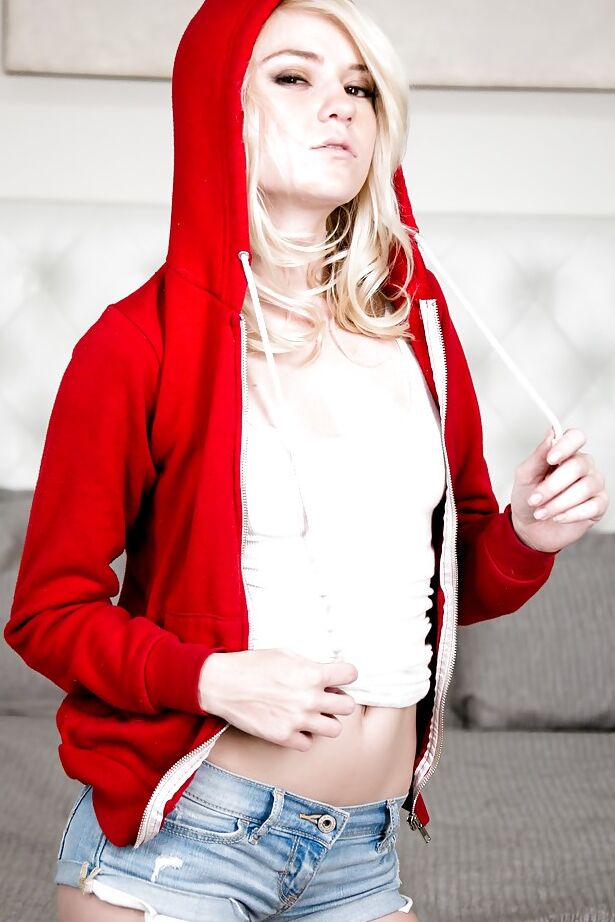 16P A loira adolescente picante Chloe Foster está demonstrando sua forma deslumbrante
