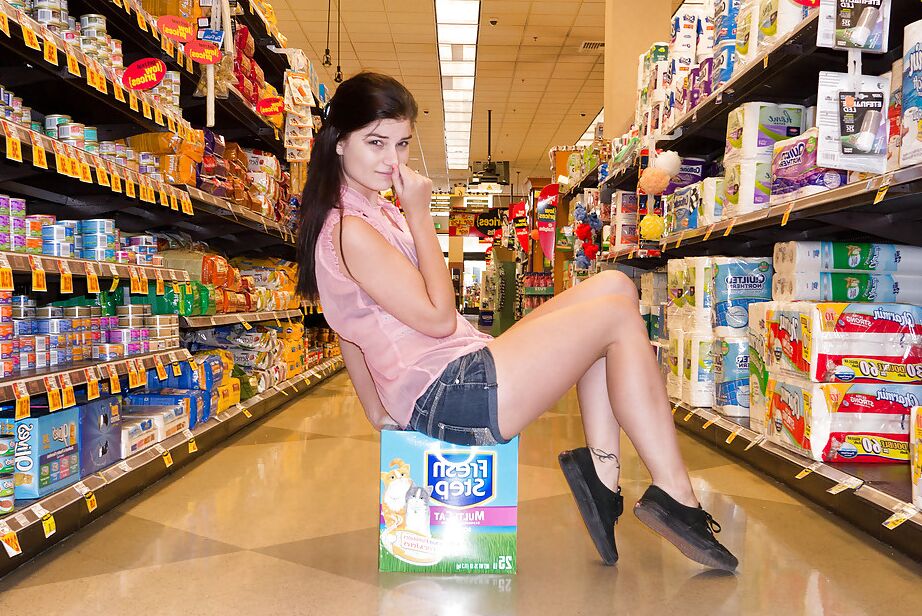 11P La jovencita Alyson Grey posando no desnuda con pantalones cortos de mezclilla al aire libre