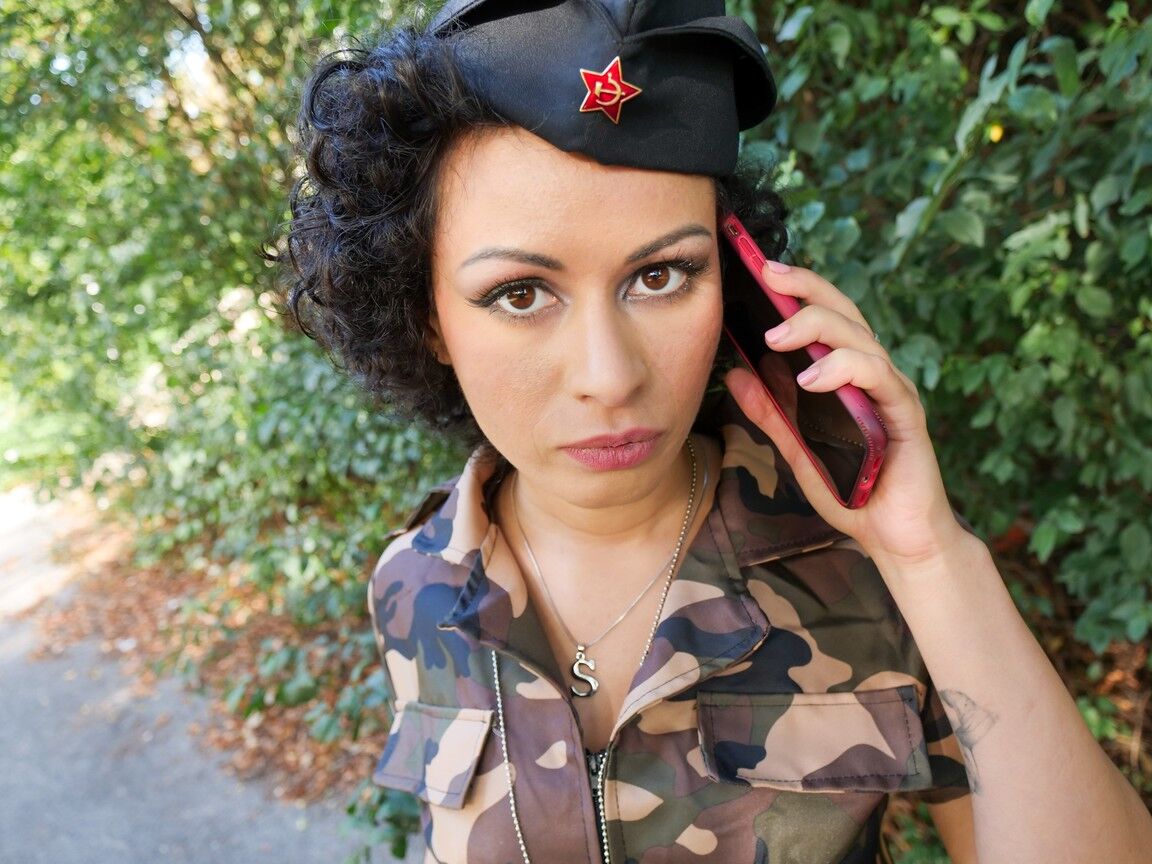 Die 15P-Militärfrau Stacy Bloom entblößt ihre Titten und ihre Fotze auf einer bewaldeten Straße