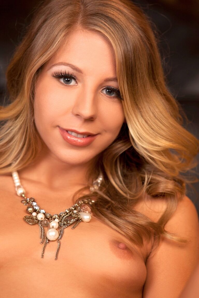 17P Linda jovem loira Chastity Lynn descasca para se espalhar nua