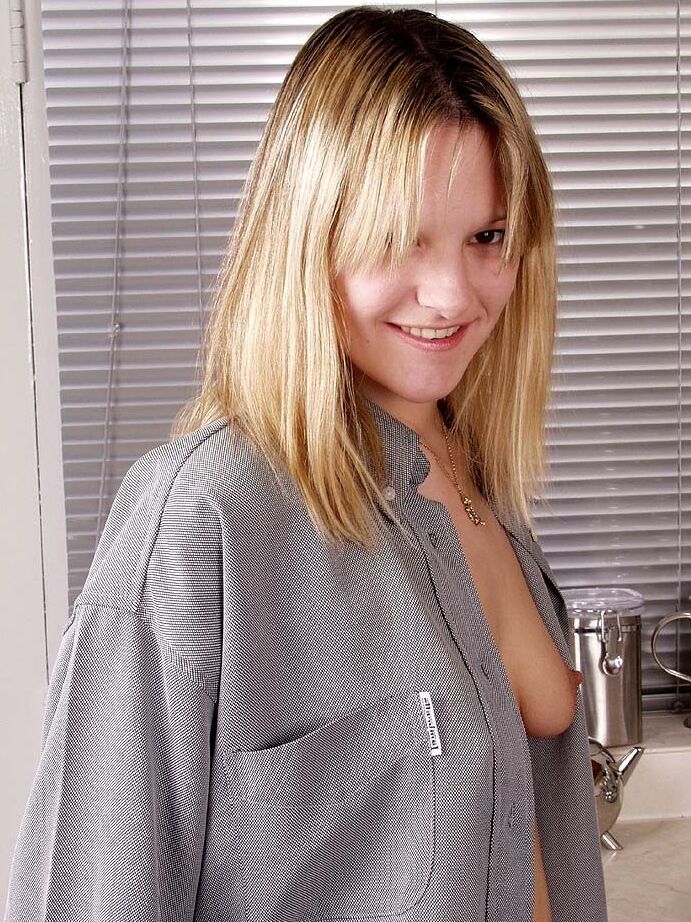 21P La rubia amateur Jodie muestra su enorme culo y se frota su sabroso coño