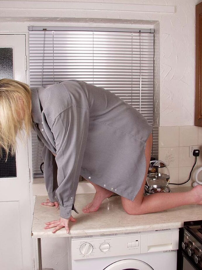 21P La rubia amateur Jodie muestra su enorme culo y se frota su sabroso coño