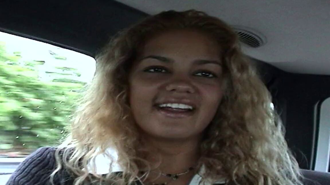 21P Die gebräunte heiße Melanie lässt sich in einem Van von einem Fremden in ihren großen Hintern ficken