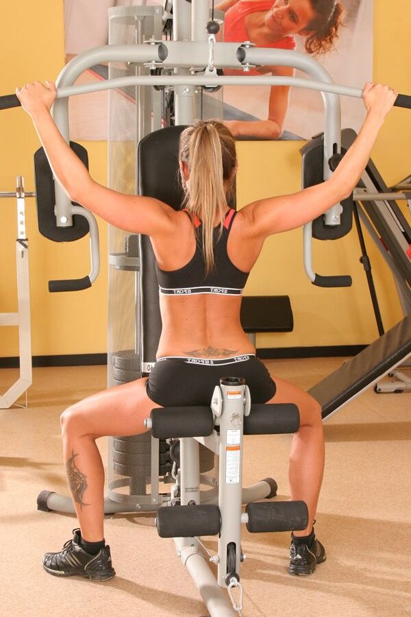 16P Seductive babe with well-toned body stripping in the gym