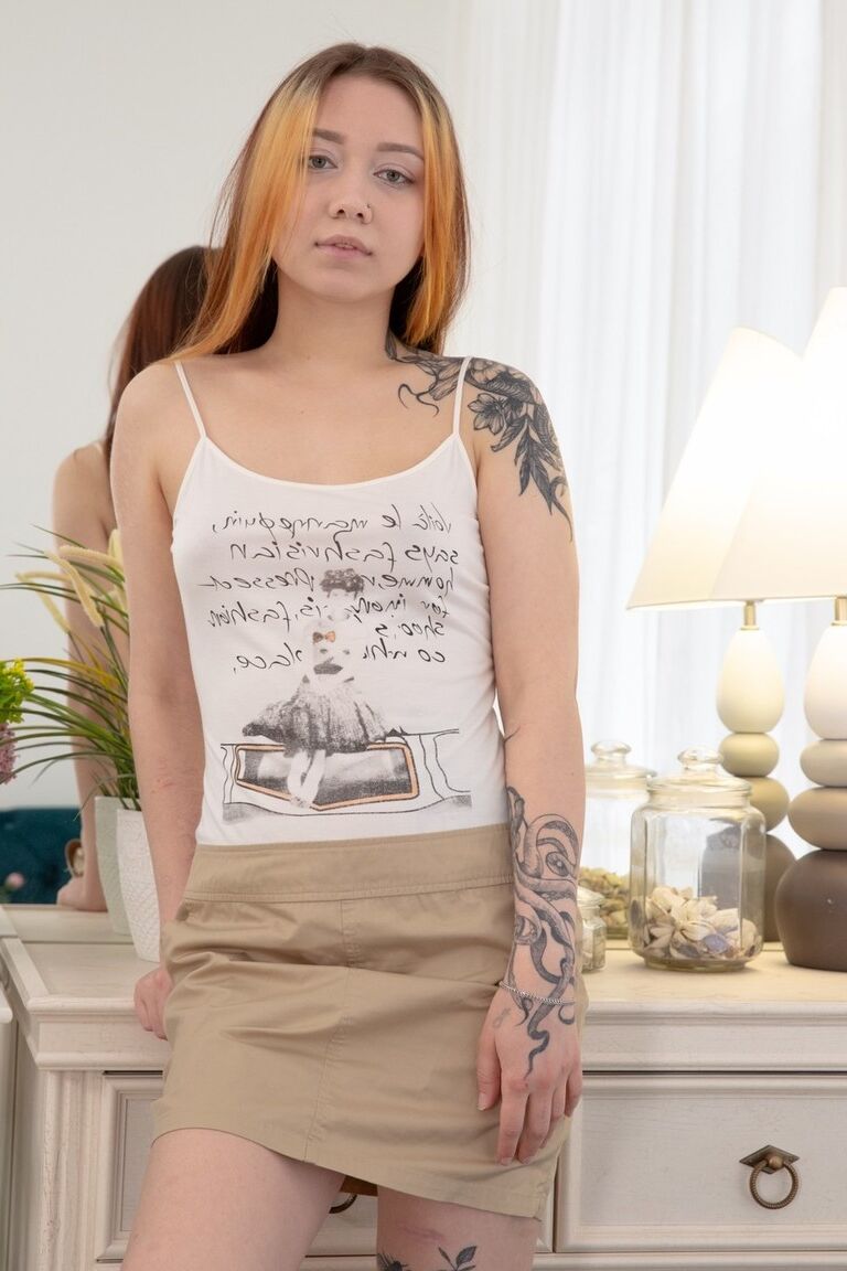 15P La jeune britannique tatouée Vasilisa Lisa arbore un creampie après avoir baisé