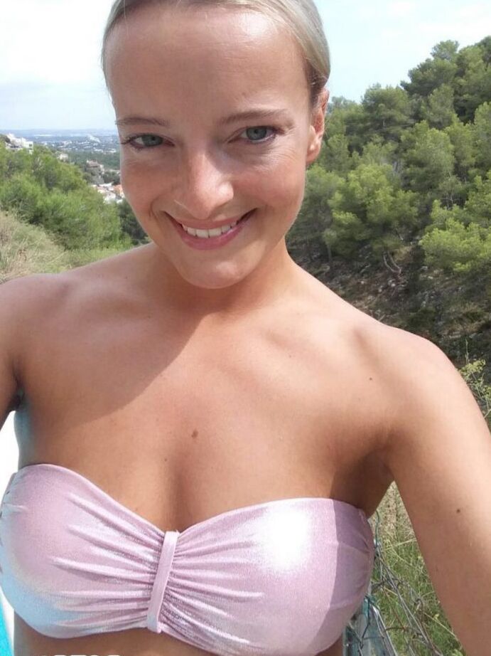 11P La rubia amateur Victoria se toma una serie de selfies desnuda y sin desnudos