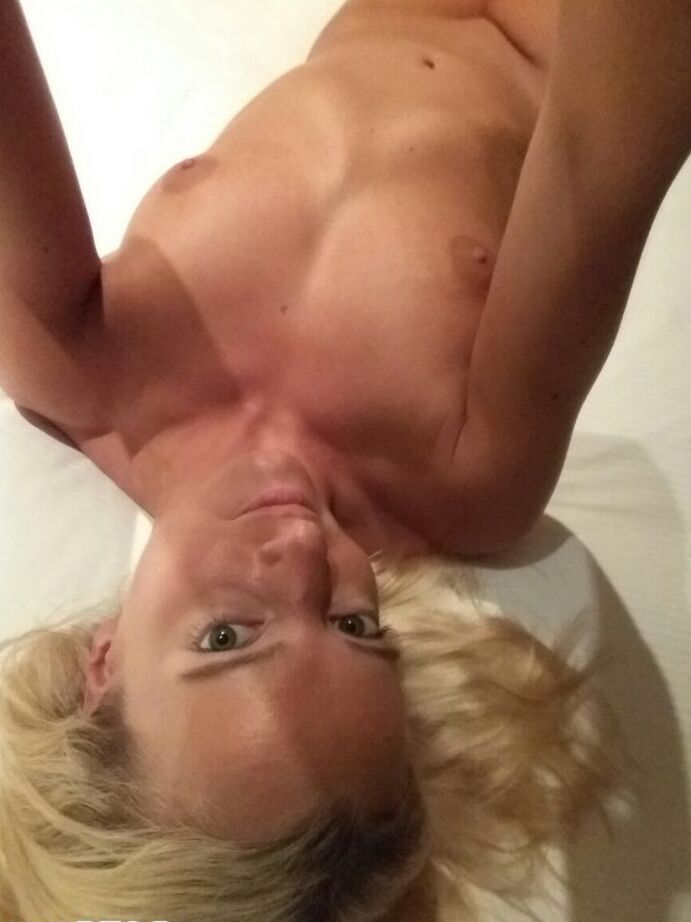 11P La rubia amateur Victoria se toma una serie de selfies desnuda y sin desnudos