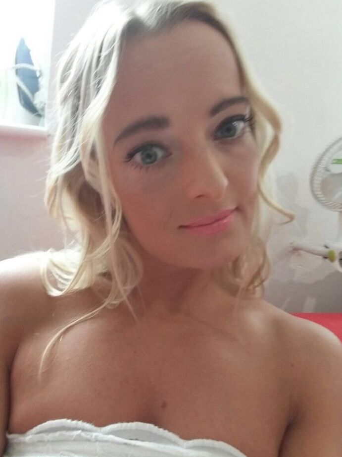 11P La rubia amateur Victoria se toma una serie de selfies desnuda y sin desnudos