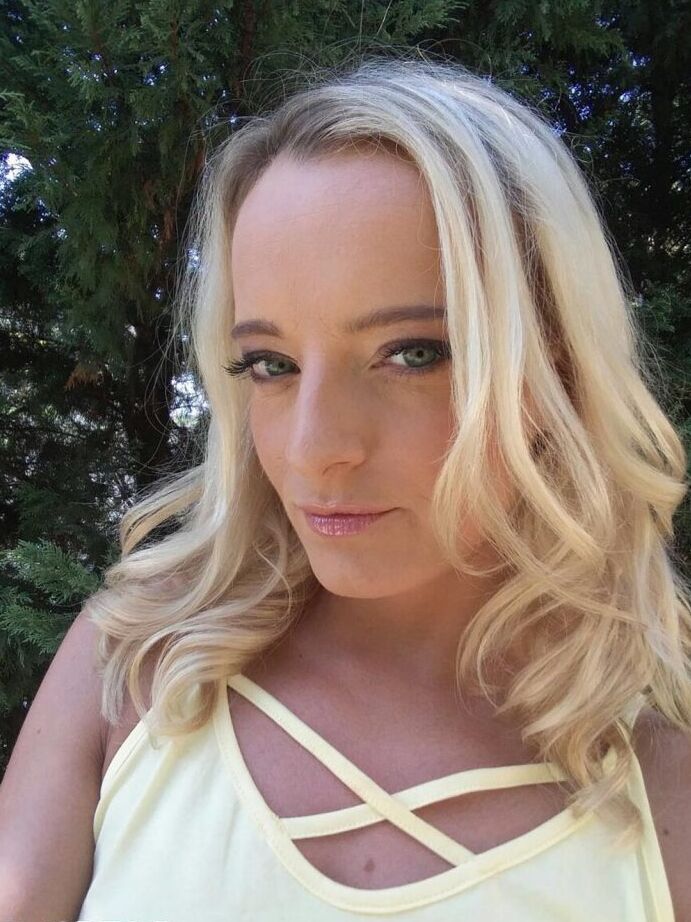 11P La rubia amateur Victoria se toma una serie de selfies desnuda y sin desnudos