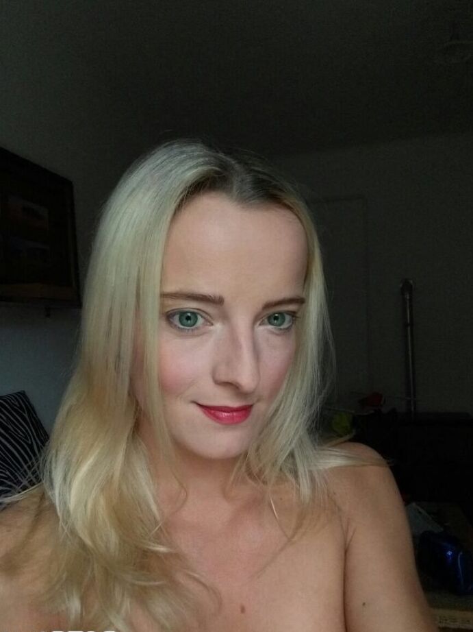 11P La rubia amateur Victoria se toma una serie de selfies desnuda y sin desnudos