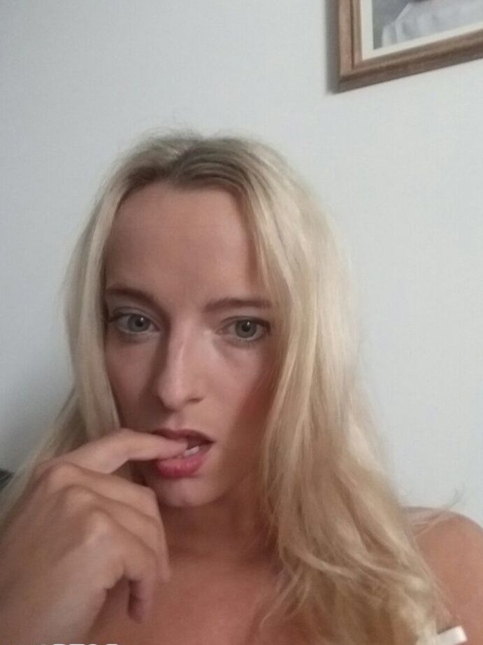 11P La rubia amateur Victoria se toma una serie de selfies desnuda y sin desnudos