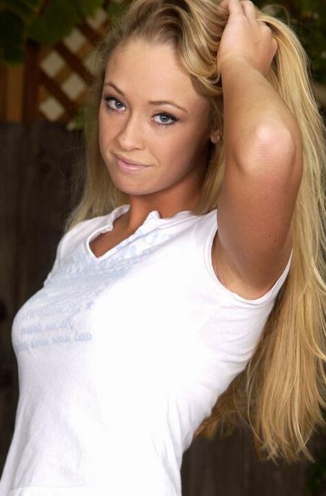 20P La adolescente amateur Amber desnuda su culo apretado después de abrir sus firmes tetas en un jardín