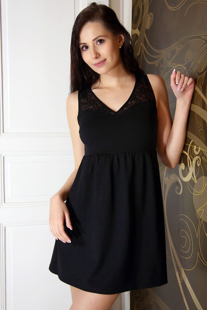12P Garota solo com longos cabelos pretos tira um vestidinho preto para modelar nua