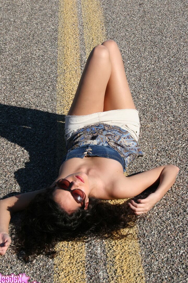 12P La brune amateur Erica expose ses seins sur une route dans des tons et une minijupe