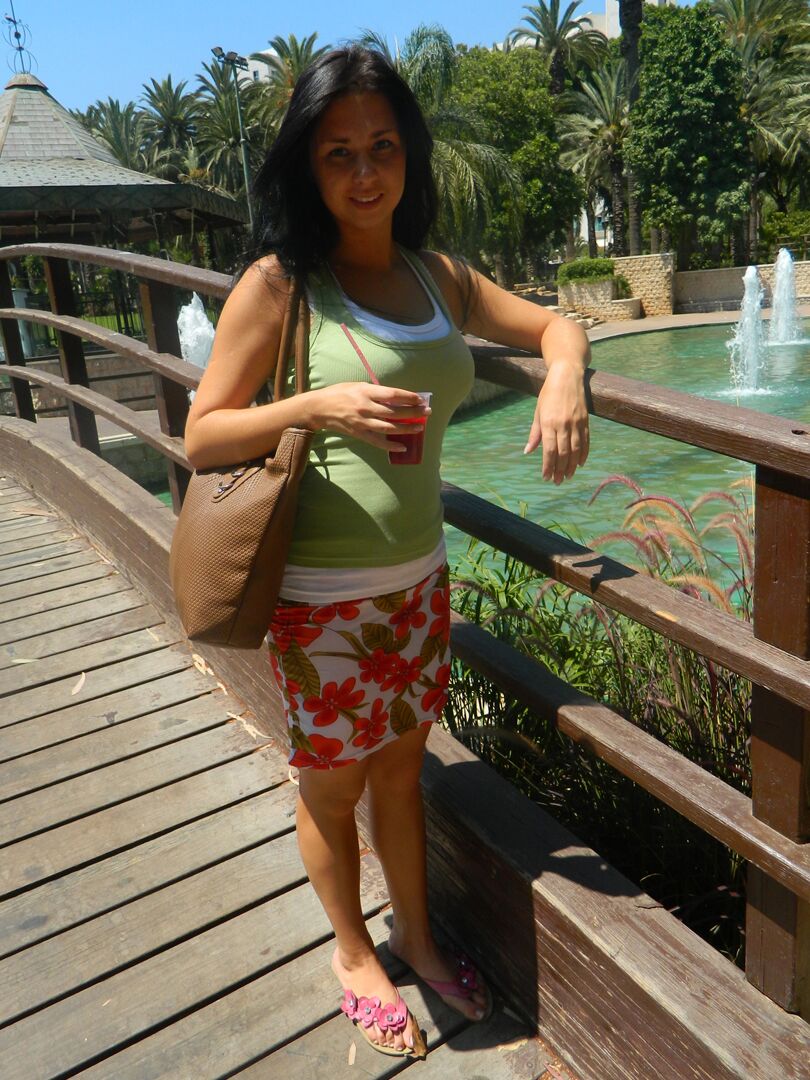 15P La amateur Aubrey Paige muestra sus bragas al aire libre bajo la falda