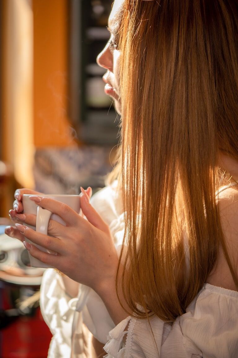 21P Amadora Monika Wild gosta de um boquete desleixado antes de montar um pau em uma cadeira