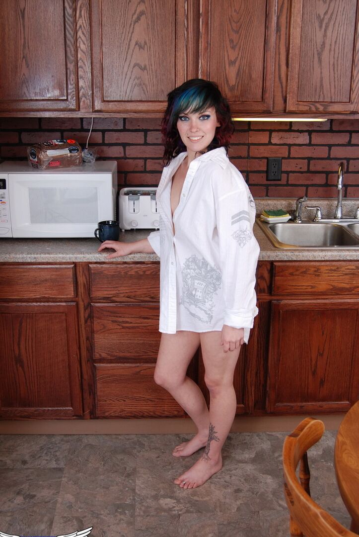12P Amateur model with dyed hair flashes her ass and twat in the kitchen