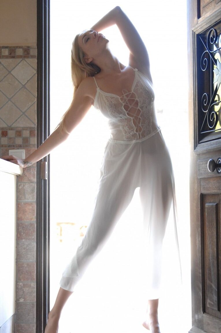 12P Hayley Marie Coppin, blonde solo, prend des poses alléchantes tout en se mettant nue